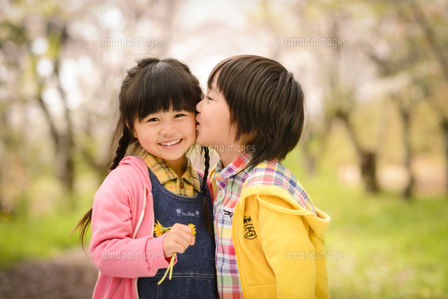 かけっこする後ろ姿の女の子と男の子 の写真素材 イラスト素材 アマナイメージズ