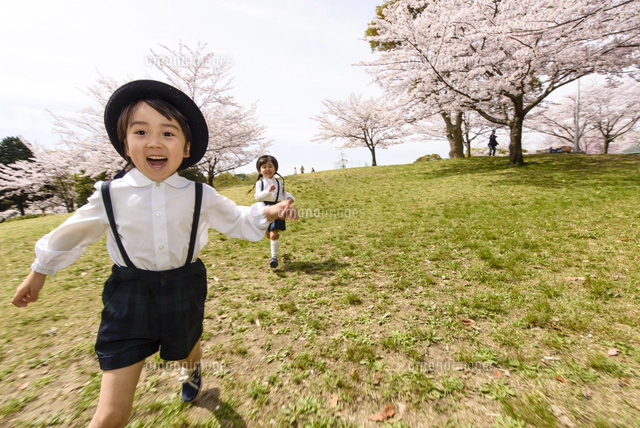 かけっこする後ろ姿の女の子と男の子 の写真素材 イラスト素材 アマナイメージズ