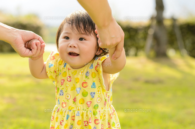 お母さんに支えてもらって歩く赤ちゃん の写真素材 イラスト素材 アマナイメージズ
