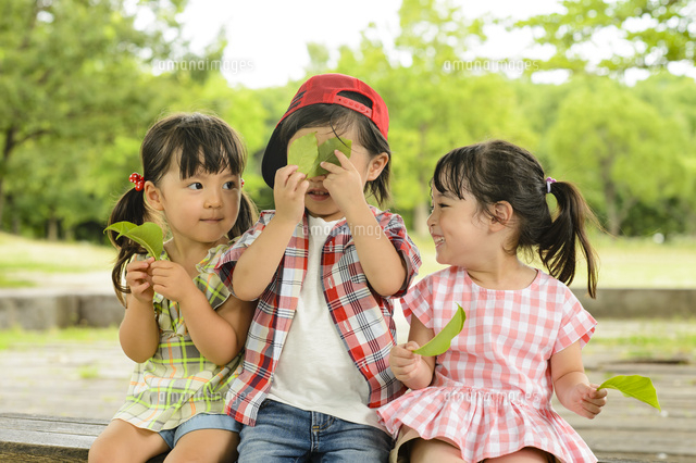 並んで公園のベンチに座った男の子と女の子 の写真素材 イラスト素材 アマナイメージズ