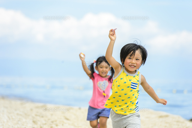 砂浜を走る男の子と女の子 の写真素材 イラスト素材 アマナイメージズ
