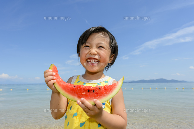 スイカを食べる笑顔の男の子[10264009522]の写真・イラスト素材