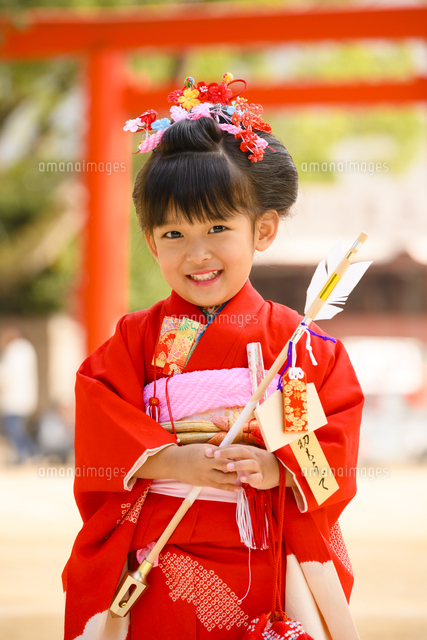 破魔矢を持つ晴れ着の女の子 の写真素材 イラスト素材 アマナイメージズ
