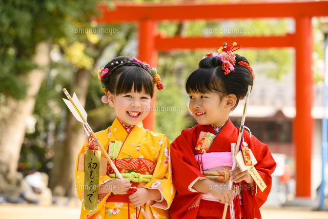 破魔矢を持つ晴れ着の女の子 の写真素材 イラスト素材 アマナイメージズ