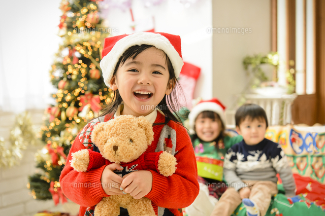 サンタの帽子を被った女の子 の写真素材 イラスト素材 アマナイメージズ