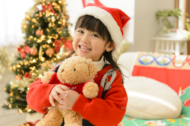 サンタの帽子を被った女の子 の写真素材 イラスト素材 アマナイメージズ