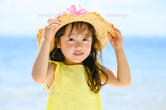 麦わら帽子をかぶった後ろ姿の女の子[10264010558]の写真・イラスト