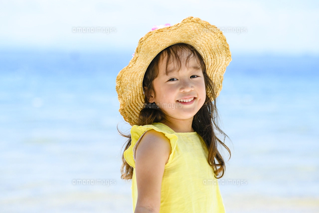 麦わら帽子をかぶった後ろ姿の女の子[10264010558]の写真・イラスト