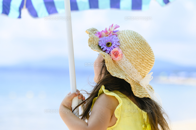 麦わら帽子をかぶった後ろ姿の女の子[10264010558]の写真・イラスト