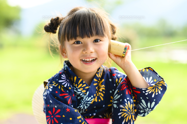 浴衣を着て糸電話を持った女の子 の写真素材 イラスト素材 アマナイメージズ