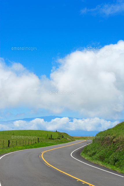 高原のくねくね道と白い雲と青空 の写真素材 イラスト素材 アマナイメージズ