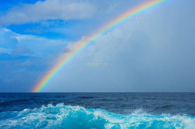 青い海と白い雲と水平線と波飛沫と虹[10266000034]の写真