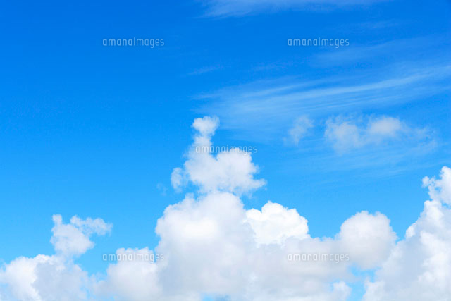 青空にぽっかり浮かぶ白い雲[10266000095]の写真・イラスト素材 
