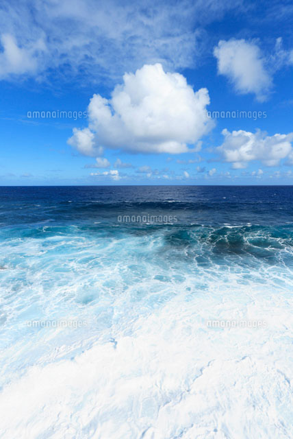 白波と水平線に浮かぶ白い雲と青空 の写真素材 イラスト素材 アマナイメージズ