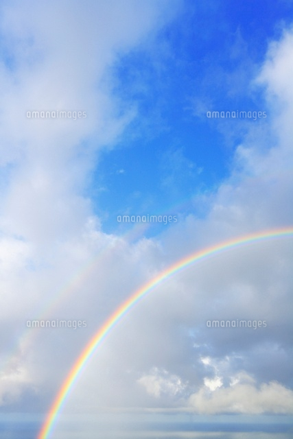 青空に架かる虹と雲 の写真素材 イラスト素材 アマナイメージズ