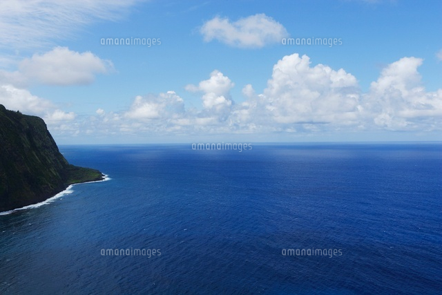 ワイピオバレーと水平線に浮かぶ雲 の写真素材 イラスト素材 アマナイメージズ