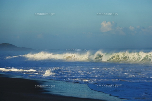 早朝のパポハクビーチに打ち寄せる波 の写真素材 イラスト素材 アマナイメージズ