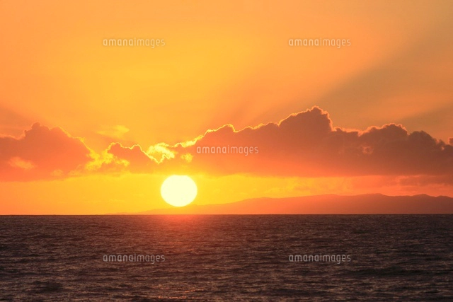 ニイハウ島に沈む夕日に染まる空と雲と海[10266000668]の写真