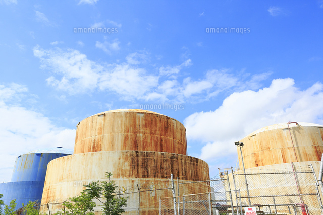 ブルックリンの石油タンクと新緑と雲 の写真素材 イラスト素材 アマナイメージズ