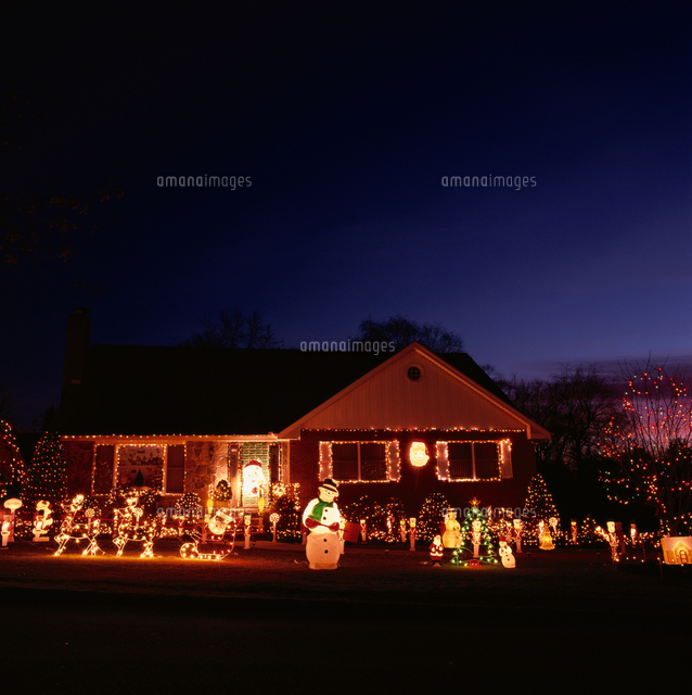 クリスマスシーズンの家のイルミネーション アメリカ の写真素材 イラスト素材 アマナイメージズ