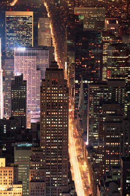5番街の夜景 Ny アメリカ の写真素材 イラスト素材 アマナイメージズ