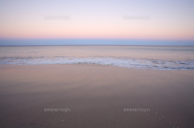 早朝の朝焼けに染まる空と海[10266004174]の写真・イラスト素材