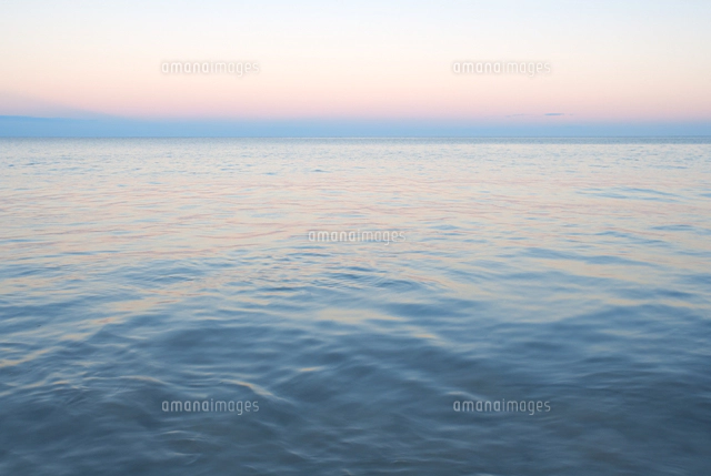 早朝の朝焼けに染まる空と海[10266004174]の写真・イラスト素材