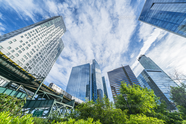 ニューヨーク市 ロングアイランドシティー クイーンズボロープラザの高層ビル群の間を走るニューヨーク市 の写真素材 イラスト 素材 アマナイメージズ