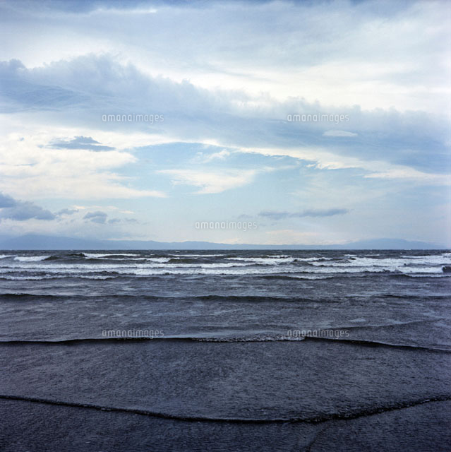 引き潮の片瀬西浜に打ち寄せる波 の写真素材 イラスト素材 アマナイメージズ