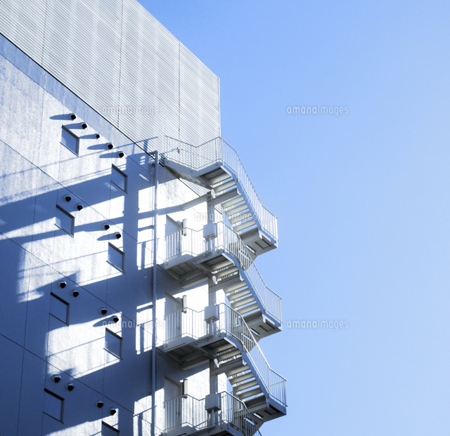 朝日に輝くビル側壁の非常階段 の写真素材 イラスト素材 アマナイメージズ