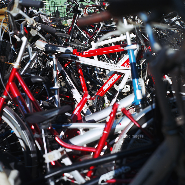 放置自転車置き場の赤い自転車[10268001128]の写真素材・イラスト素材 