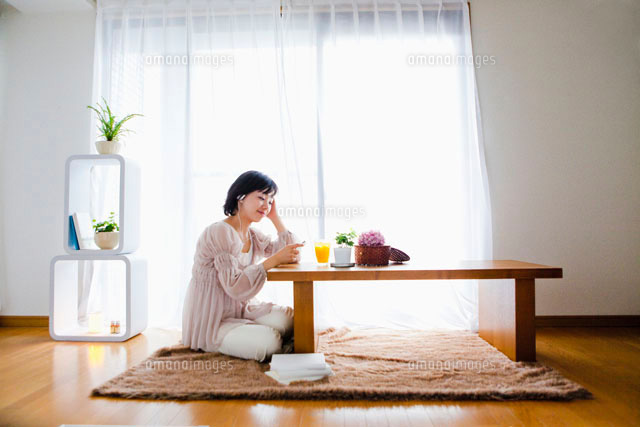 部屋でくつろぐ日本人女性 の写真素材 イラスト素材 アマナイメージズ
