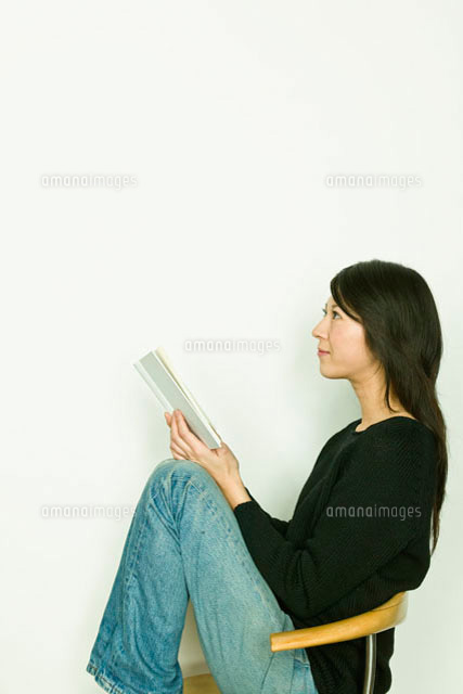 椅子に座って読書する日本人女性 の写真素材 イラスト素材 アマナイメージズ