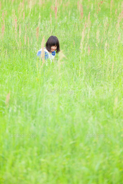 草原に座るハーフの女の子 の写真素材 イラスト素材 アマナイメージズ