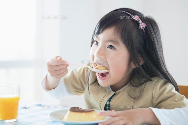 プリンを食べる日本人の女の子 の写真素材 イラスト素材 アマナイメージズ