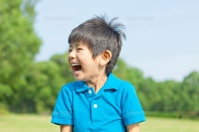 笑顔の日本人の男の子 の写真素材 イラスト素材 アマナイメージズ