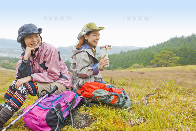 山で休憩をとる２人の女性 の写真素材 イラスト素材 アマナイメージズ
