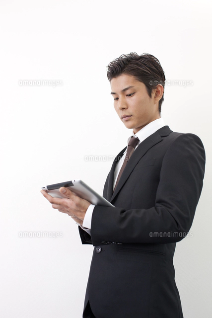 Piビジネスマンさん専用　タブレット タブレットPCを持つ日本人ビジネスマン[10272004392]の写真・イラスト