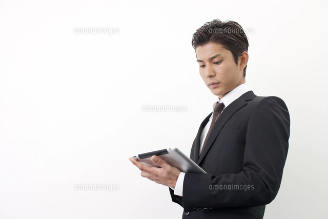 タブレットPCを持つ日本人ビジネスマン[10272004392]の写真・イラスト