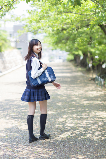 新緑の並木道を歩く女子高生 の写真素材 イラスト素材 アマナイメージズ 新緑の並木道を歩く女子高生 の写真素材 イラスト素材 アマナイメージズ