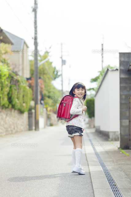 ランドセルを背負って歩く女の子 の写真素材 イラスト素材 アマナイメージズ