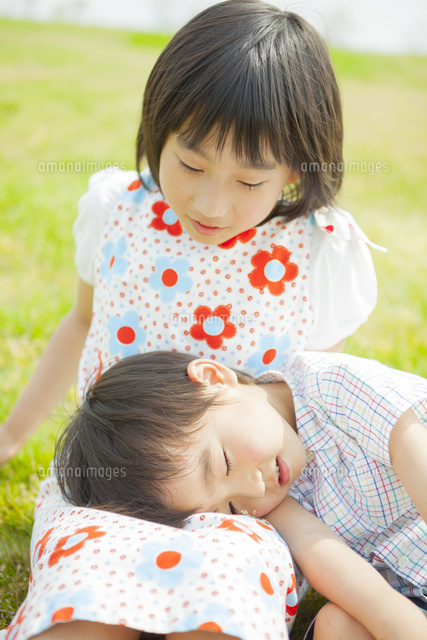 日本人の姉弟 の写真素材 イラスト素材 アマナイメージズ