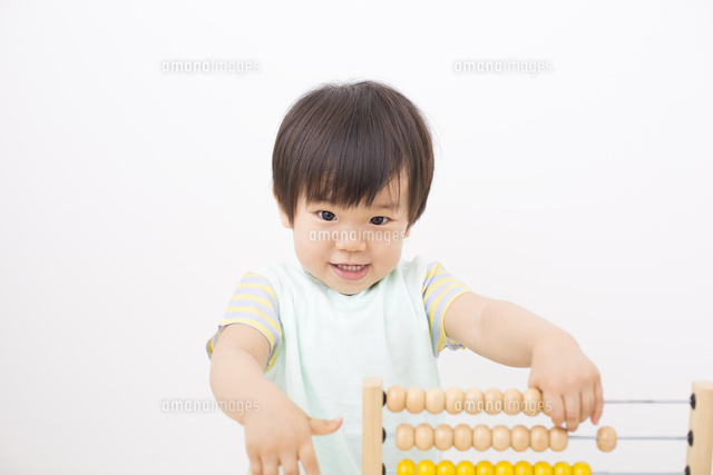 そろばんをする男の子 の写真素材 イラスト素材 アマナイメージズ