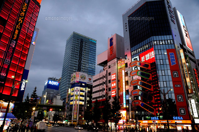 黄昏の秋葉原電気街万世橋交差点 の写真素材 イラスト素材 アマナイメージズ