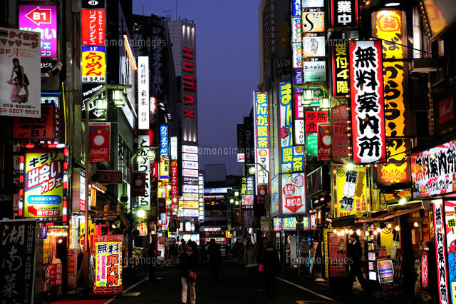 新宿 歌舞伎町の夜 の写真素材 イラスト素材 アマナイメージズ