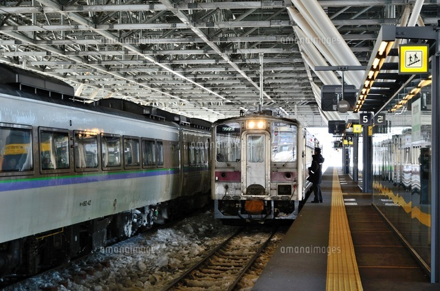 旭川駅ホームと停車中の普通列車と特急列車 の写真素材 イラスト素材 アマナイメージズ