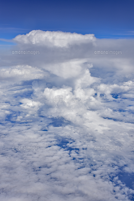 上空の積乱雲 の写真素材 イラスト素材 アマナイメージズ