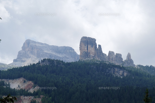 ファルツァレーゴ峠からの眺め[10277010655]の写真素材・イラスト素材｜アマナイメージズ
