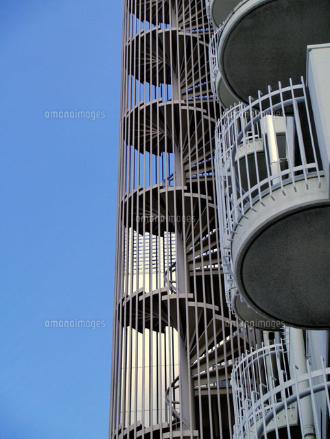 マンションの螺旋状の非常階段 の写真素材 イラスト素材 アマナイメージズ