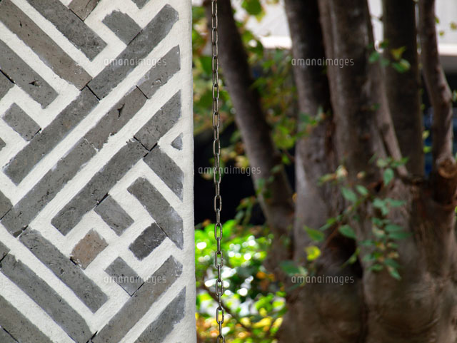 幾何学模様の柱と樹 の写真素材 イラスト素材 アマナイメージズ